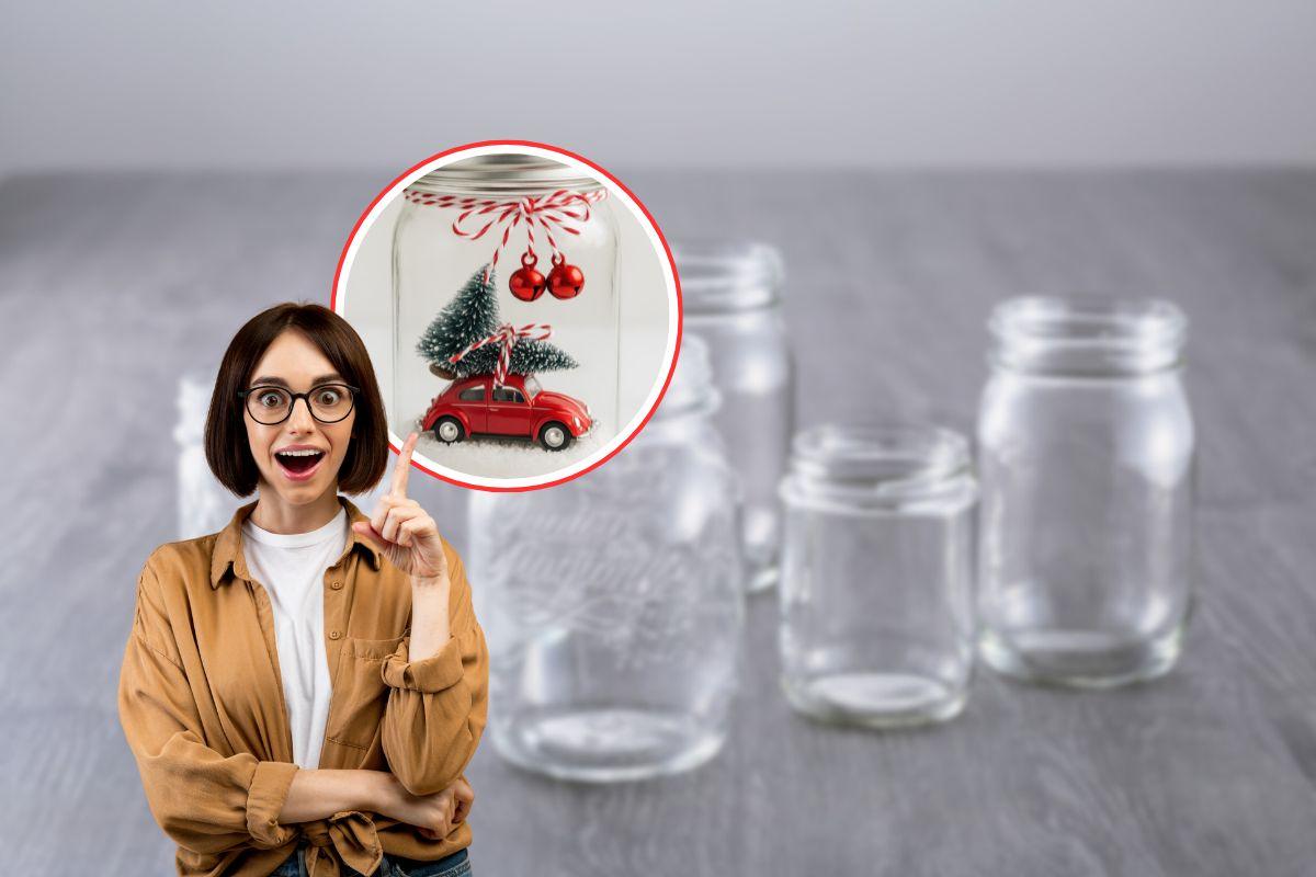 come sfondo dei barattoli di vetro trasparenti, in primo piano una donna che indica un barattolo di vetro in versione natalizia