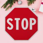 segnale stop al centro poi stelline pacchi regalo e verde