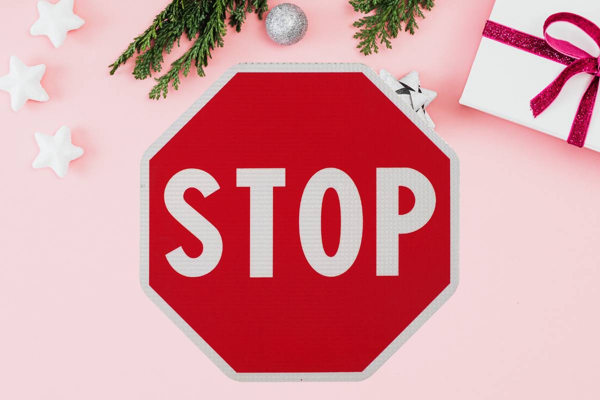 segnale stop al centro poi stelline pacchi regalo e verde