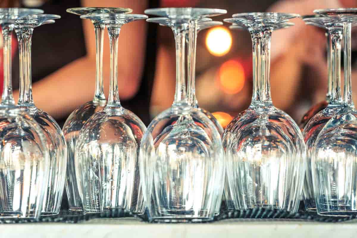 bicchieri di cristallo capovolti in asciugatura