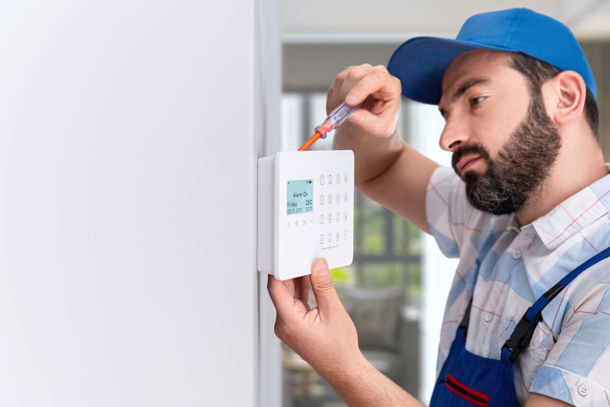 tecnico che installa l antifurto