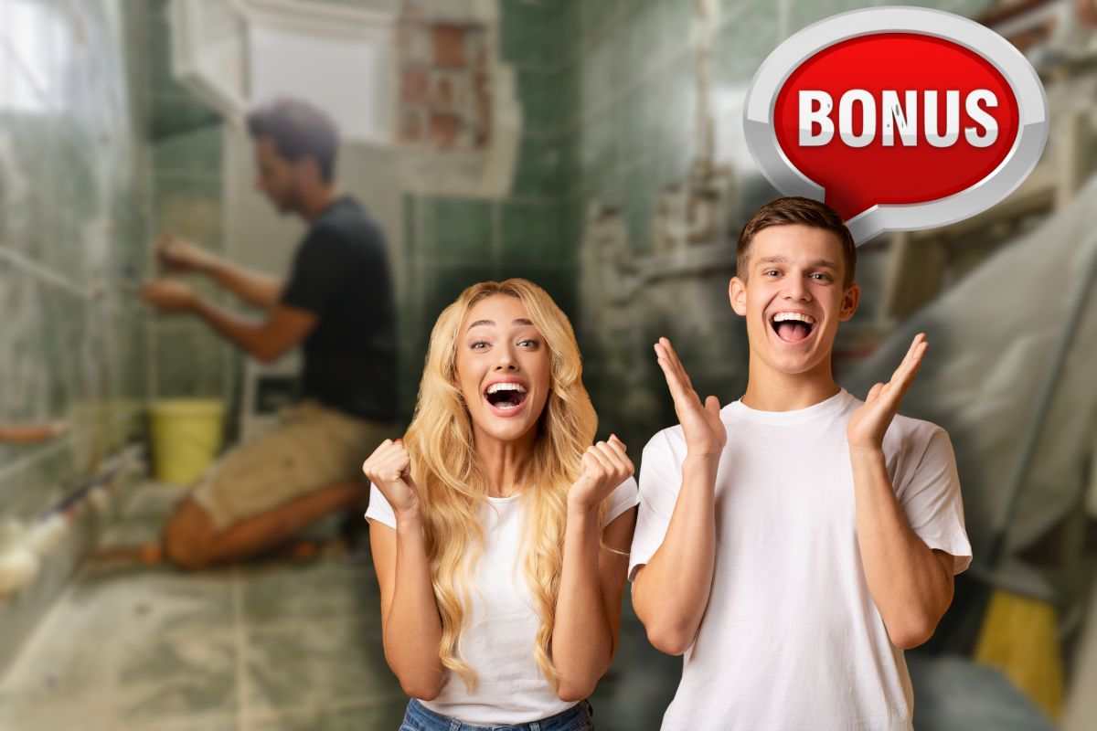 uomo che fa lavori nel bagno, scritta bonus in rosso e coppia che esulta