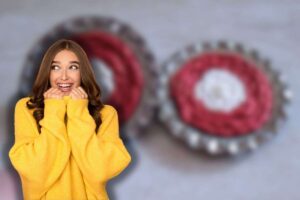 donna felice in primo piano e immagine sfocata di tappi di bottiglia