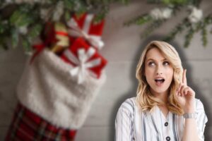 calza della befana sullo sfondo e donna sorpresa che ha un'idea