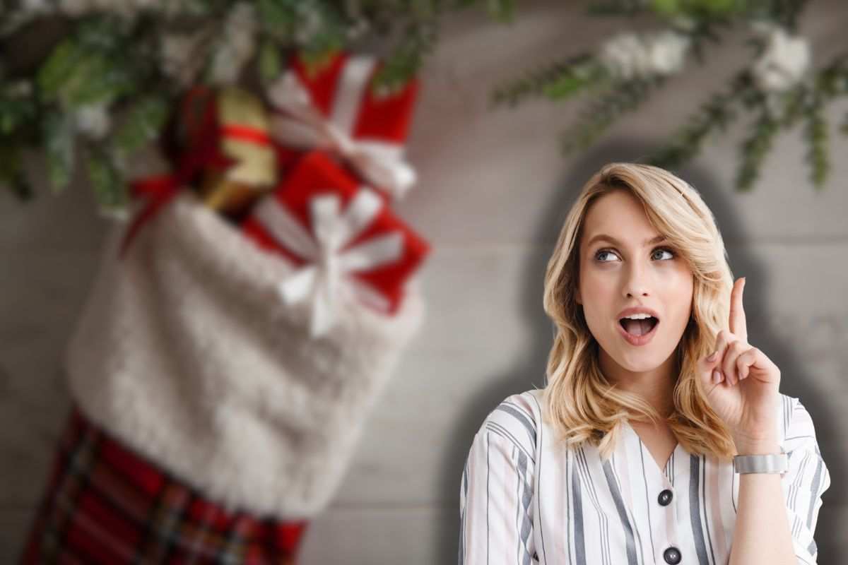 calza della befana sullo sfondo e donna sorpresa che ha un'idea