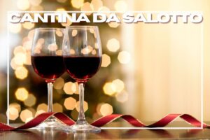 Due bicchieri di vino in primo piano e albero di Natale sfocato