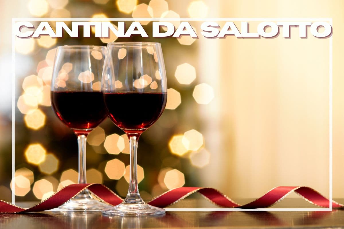 Due bicchieri di vino in primo piano e albero di Natale sfocato