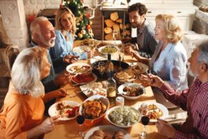 famiglia a tavola per cena Natale