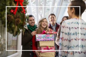 gruppo di ospiti per cena di natale