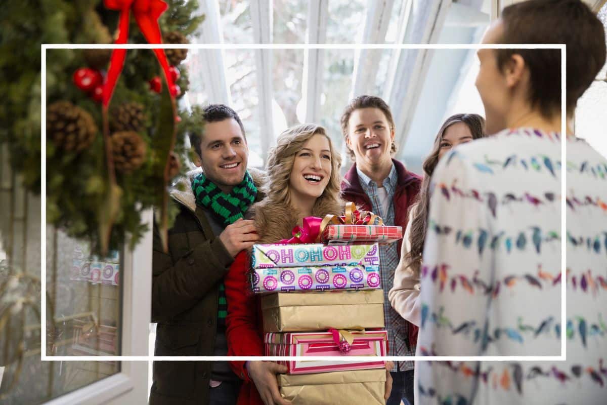 gruppo di ospiti per cena di natale