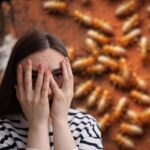 sfondo di piccoli tarli che rosicchiano il legno e donna spaventata in primo piano