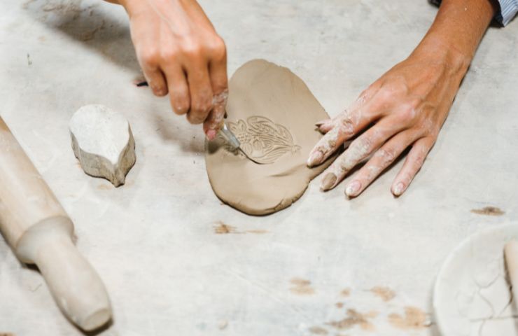 donna che usa pasta modellabile per creare dei lavori in casa