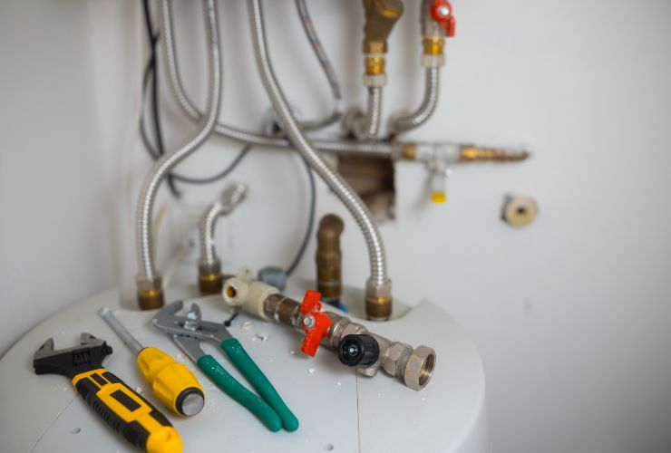 scaldabagno e utensili da lavoro 