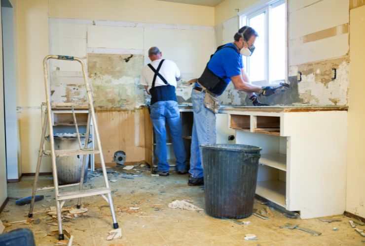 ditta di ristrutturazione che lavora nel bagno