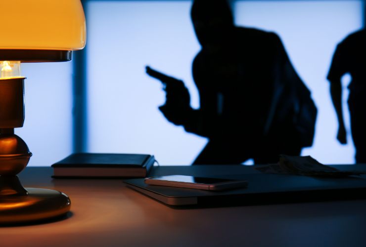ombre di ladri che si aggirano in casa 
