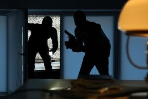 ladri che entrano in casa