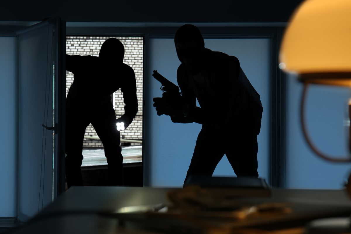 ladri che entrano in casa