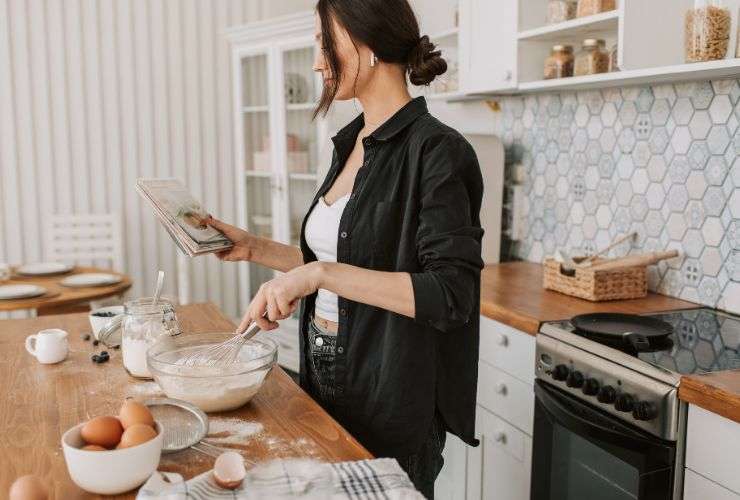 donna che cucina in casa