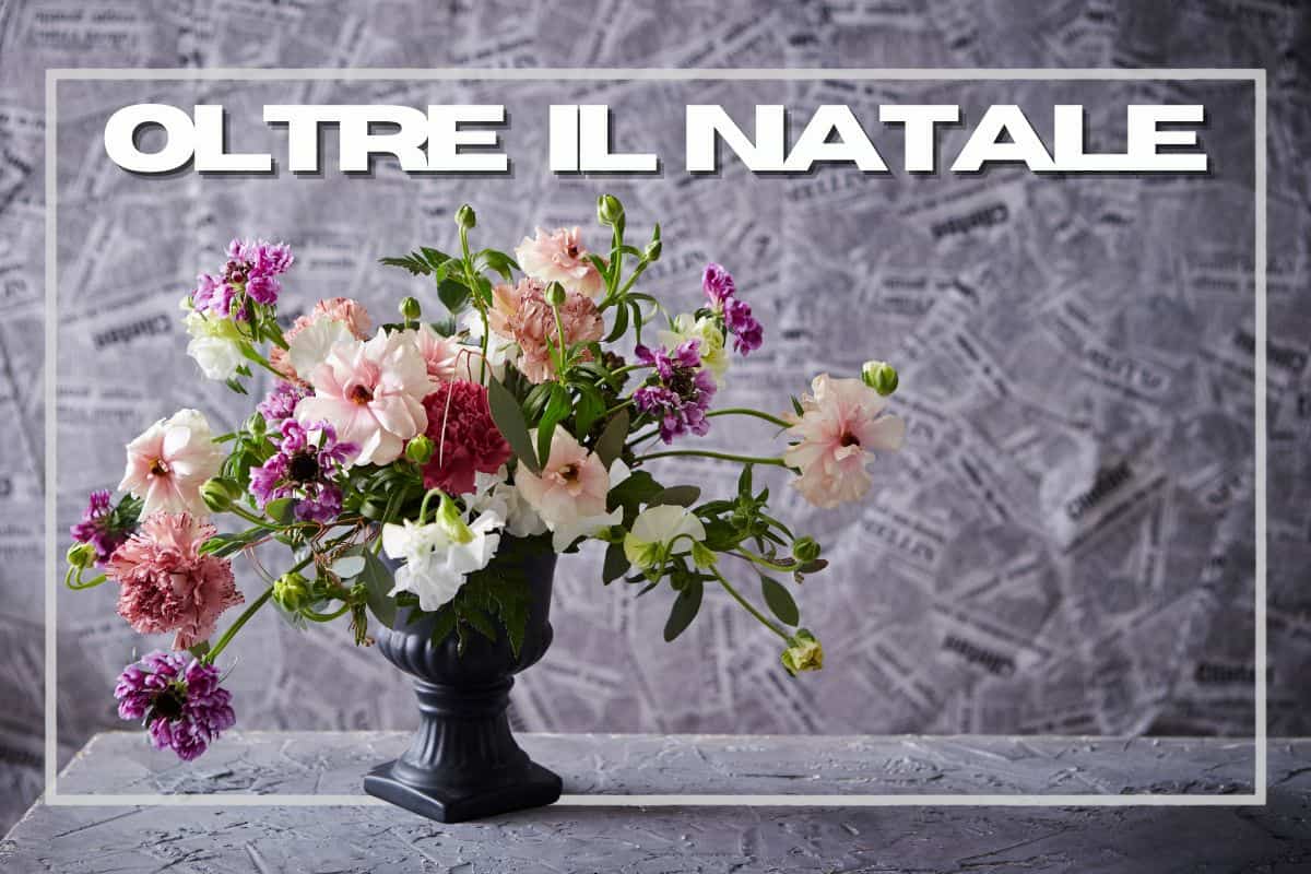 Composizione floreale in vaso su tavolo grigio