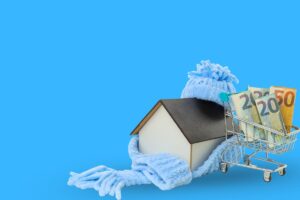 casa avvolta da una sciarpa e carrello con banconote