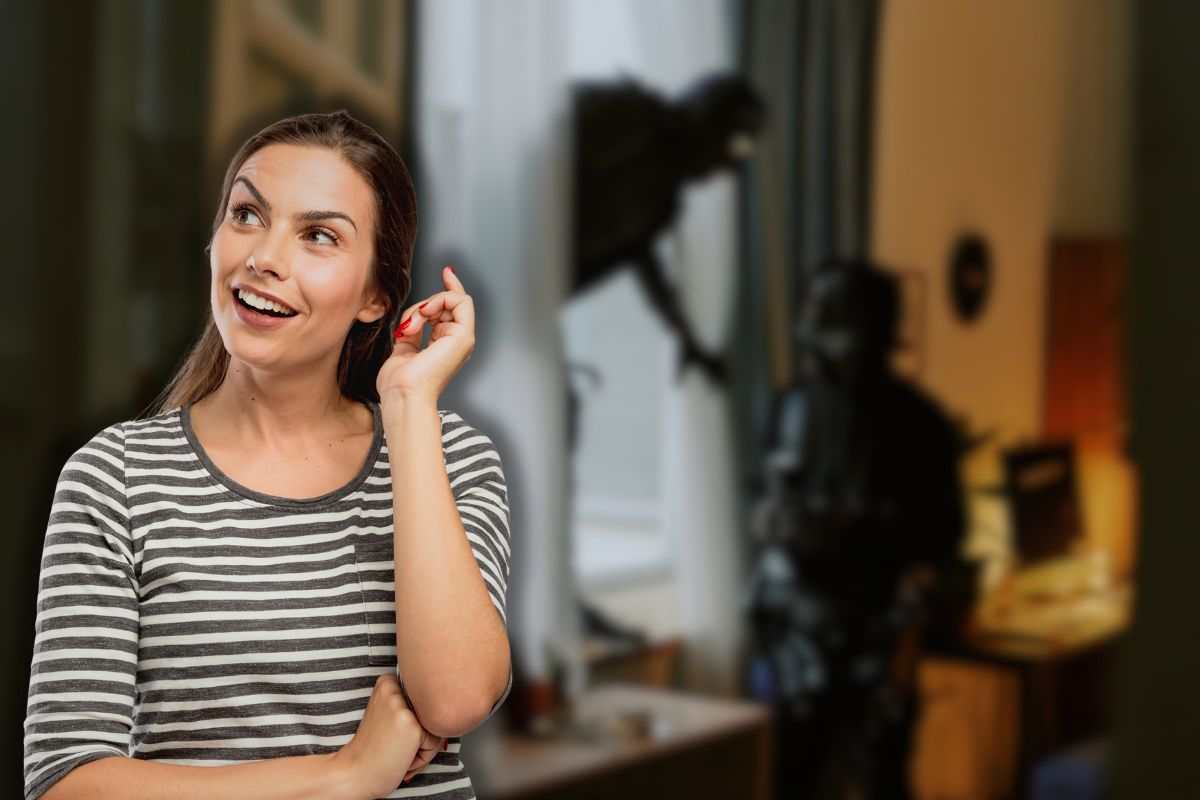ladri che entrano in casa dalla finestra e donna sorridente che ha un'idea