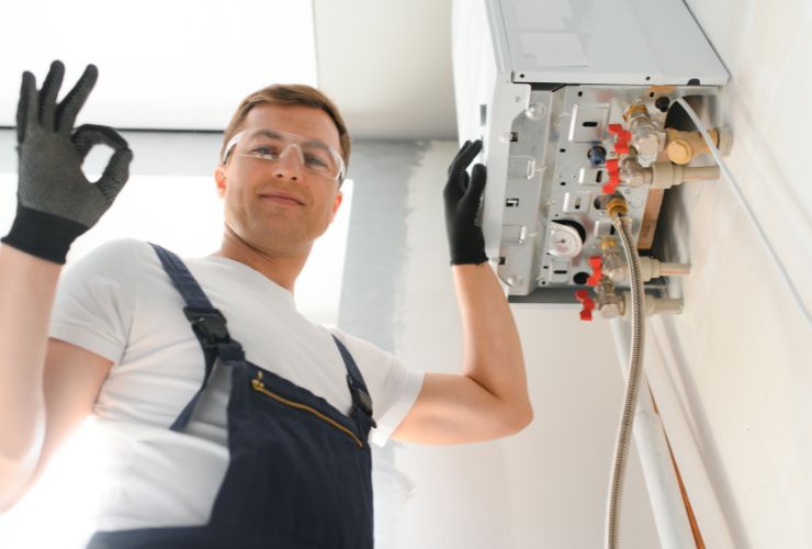 tecnico della caldaia che fa ok con le mani