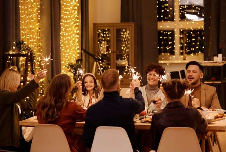 parenti a tavola nel giorno di natale