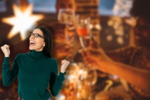 persone che fanno brindisi di capodanno e donna che esulta