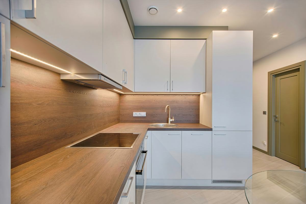 Una cucina minimalista che non ha sul bancone alcun accessorio