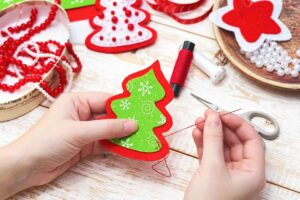 Una persona che fa dei decori natalizi fatti a mano.