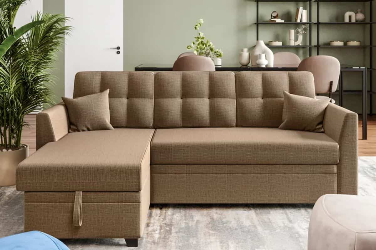 Divano color sabbia in salotto chiaro