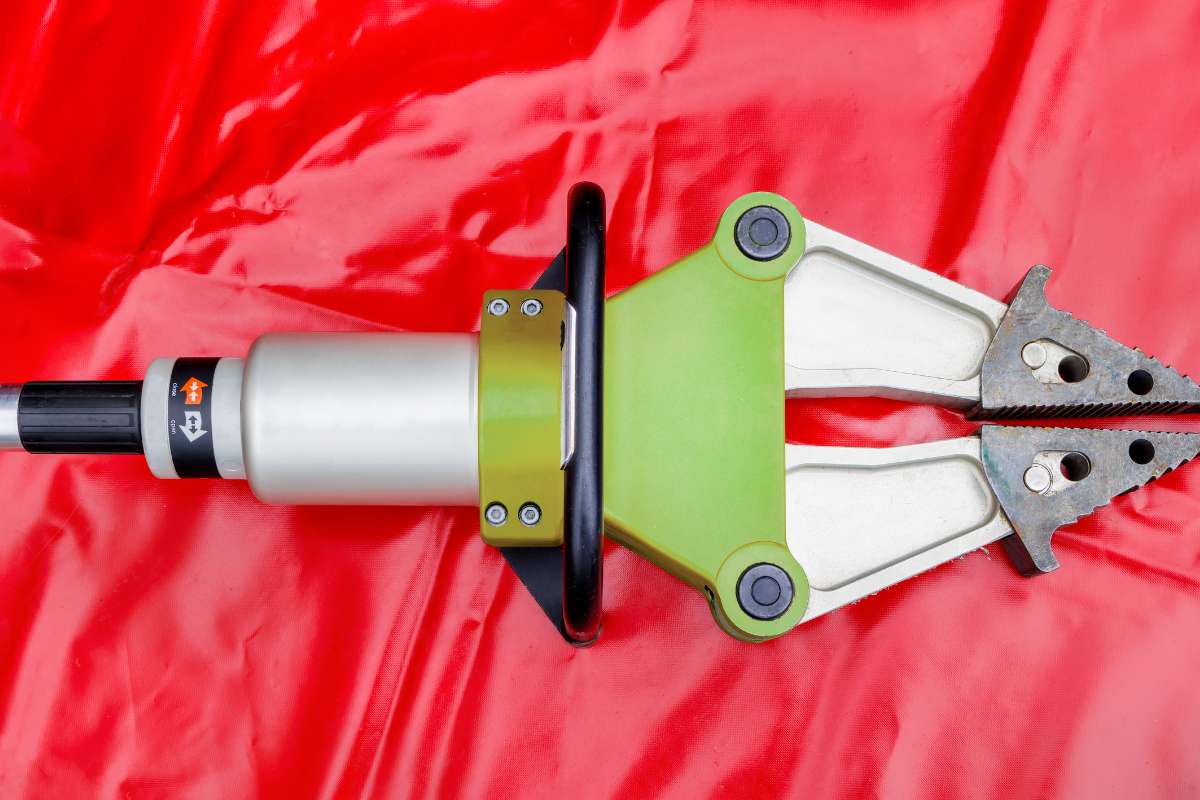 divaricatore idraulico su sfondo rosso