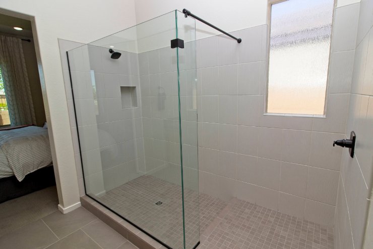 Una doccia walk-in all'interno di un bagno