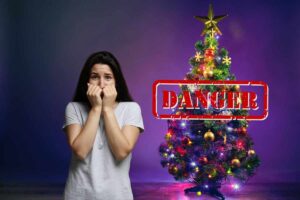 albero come sfondo su cui sopra c'è scritto pericolo e donna spaventata