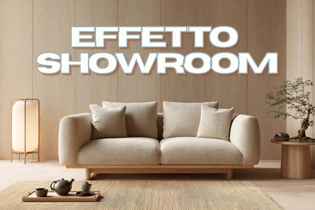 Divano chiaro in salotto in legno