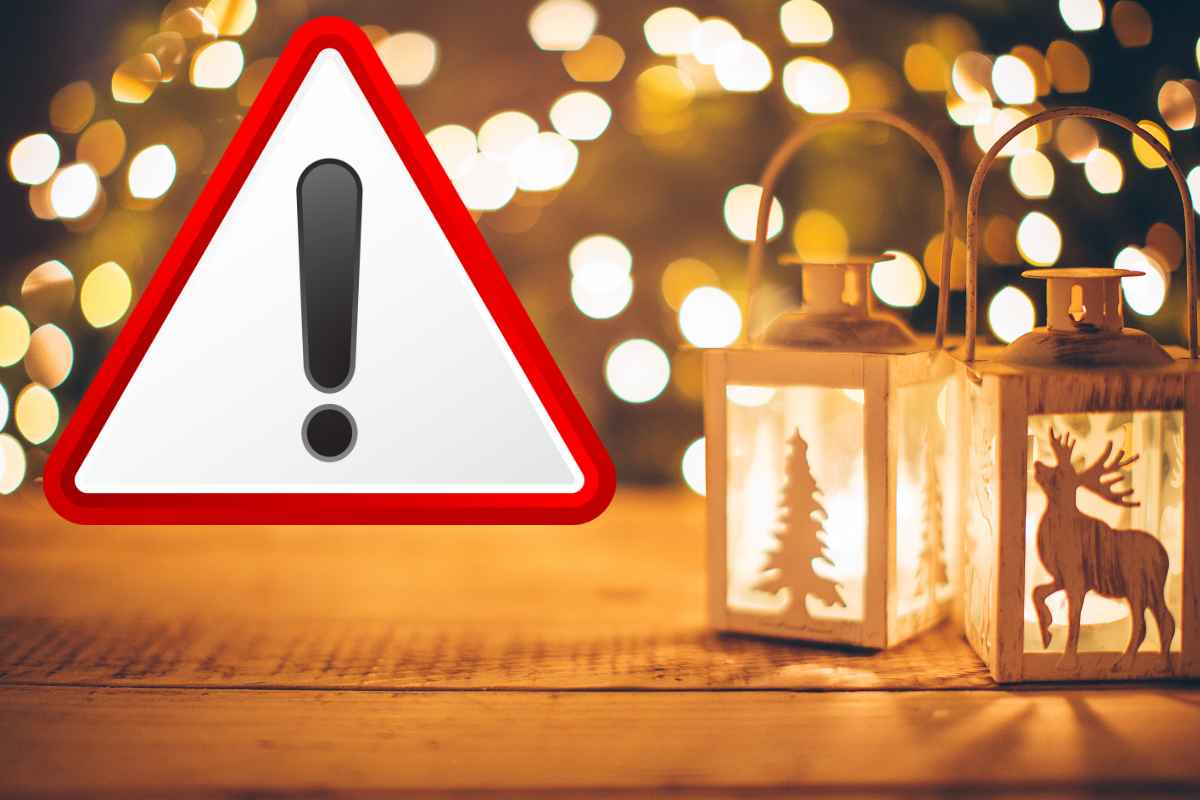 Lanterna con candele accese all’interno su tavolo di legno con luci led sullo sfondo e divieto in primo piano