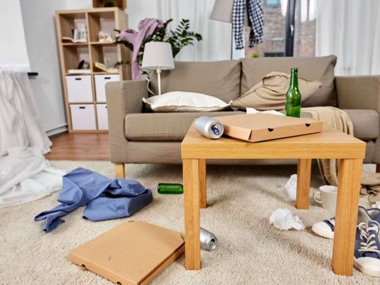 soggiorno di casa completamente in disordine