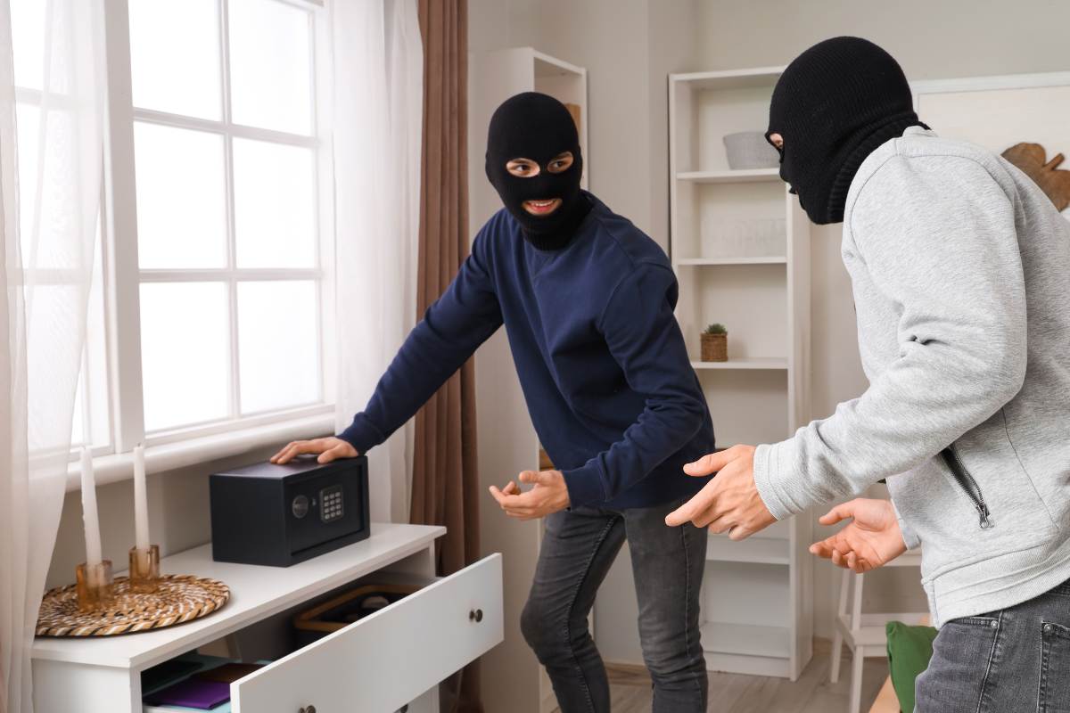 ladri in casa vicino alla cassaforte