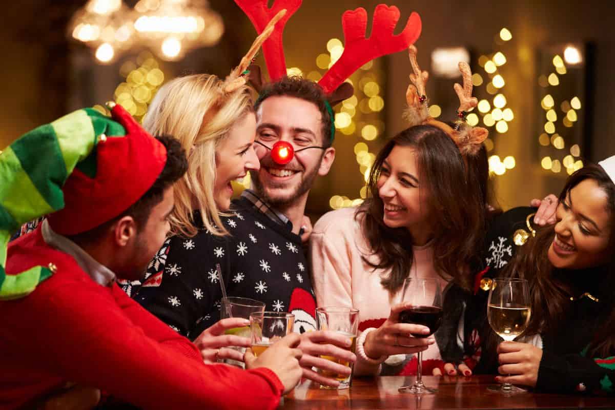 amici che brindano cena Natale