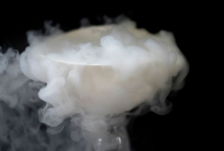 ghiaccio secco in una ciotola su sfondo nero