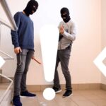 ladri sulle scale con bottino e due frecce bianche con punto esclamativo
