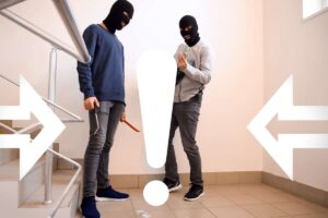 ladri sulle scale con bottino e due frecce bianche con punto esclamativo