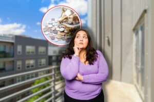 lastrico vuoto, donna che pensa e salvadanaio a forma di porcellino con soldi