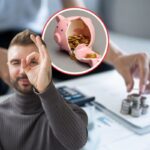 sfondo con una persona che fa conti, in primo piano un uomo che fa ok con la mano e un salvadanaio pieno di monete