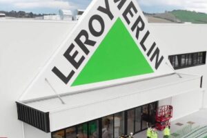 negozio leroy merlin entrata principale con insegna