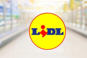 corsia di un supermercato sullo sfondo e cerchi con logo lidl