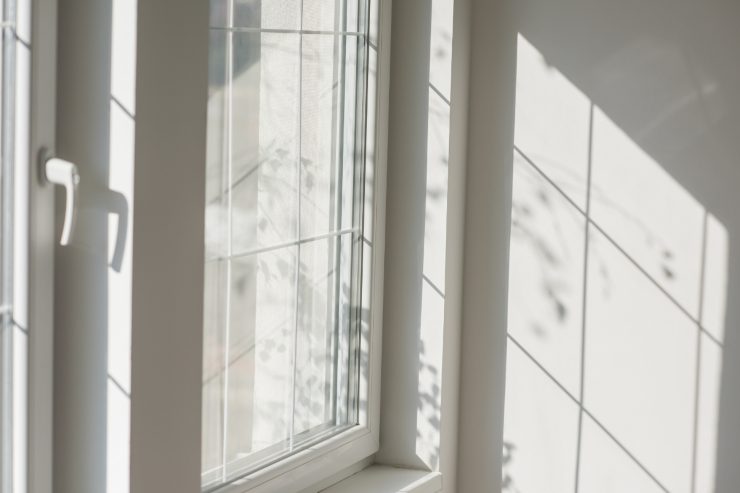 Della luce solare che entra da una finestra