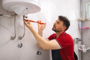 tecnico che fa manutenzione allo scaldabagno