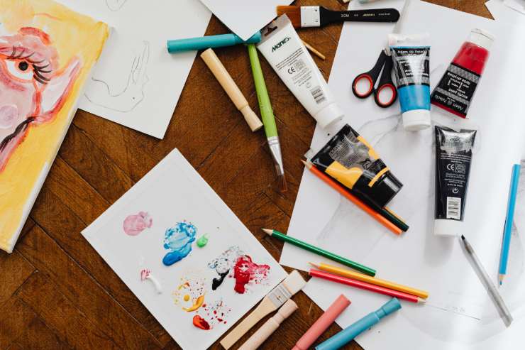 Del materiale come carta, matite, colori ed altro per fare decori fatti in casa