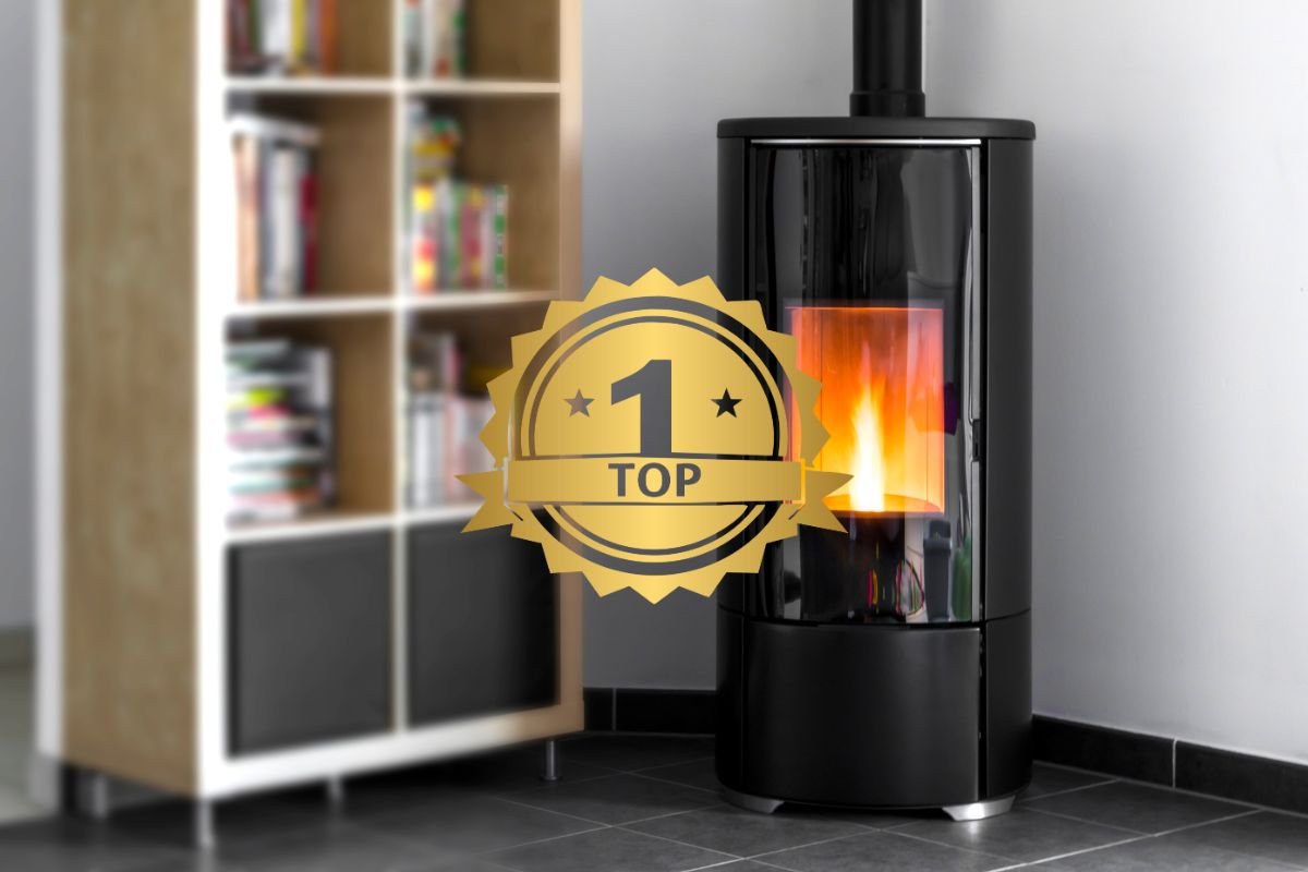 ambiente di casa con una stufa a pellet accesa e in primo piano un logo su cui c'è scritto numero 1 top